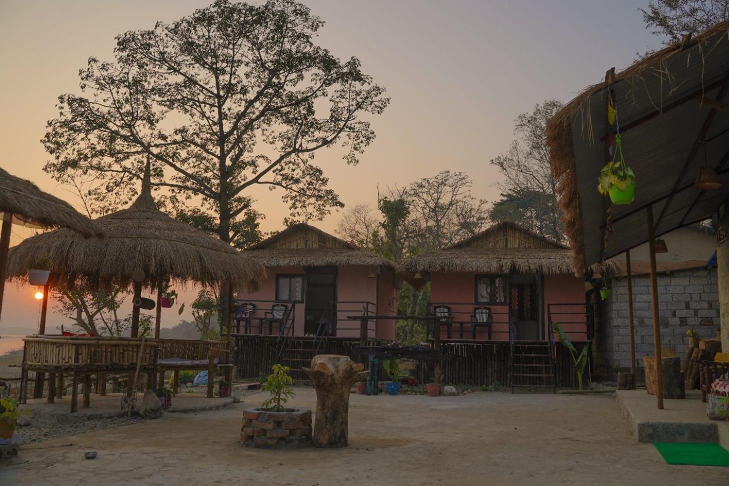 Bamby Chilling House - Feel The Nature Sauraha Exterior foto