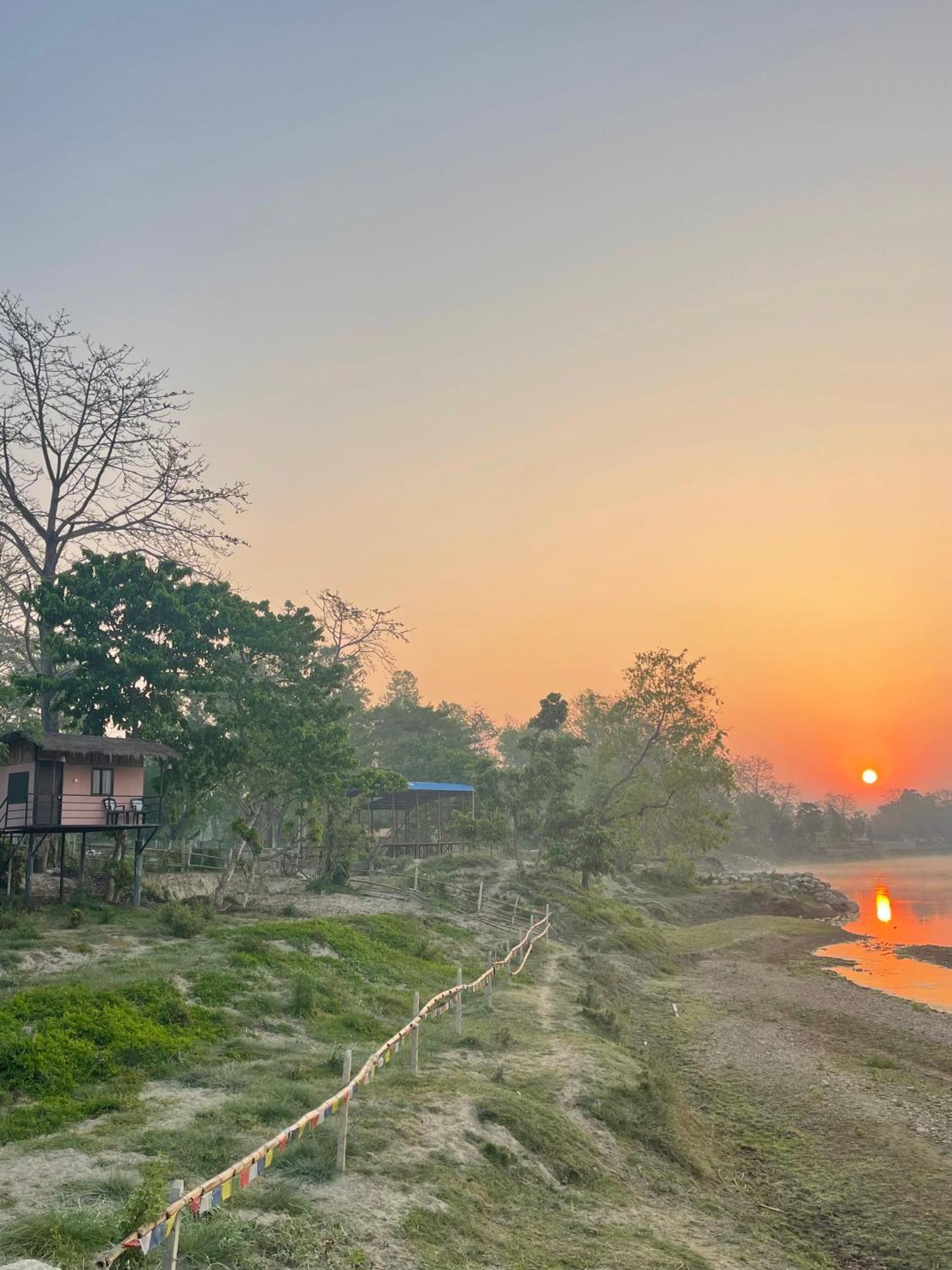 Bamby Chilling House - Feel The Nature Sauraha Exterior foto